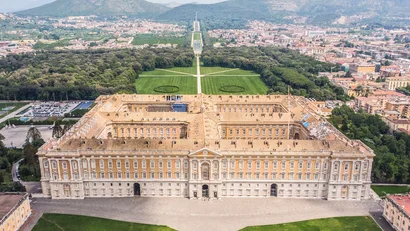 Veduta aerea della Reggia di Caserta con giardini e montagne sullo sfondo