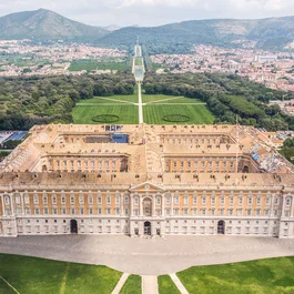 Veduta aerea della Reggia di Caserta con giardini e montagne sullo sfondo