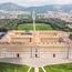 Veduta aerea della Reggia di Caserta con giardini e montagne sullo sfondo
