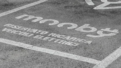 Parcheggio riservato a veicoli elettrici con segnaletica a terra