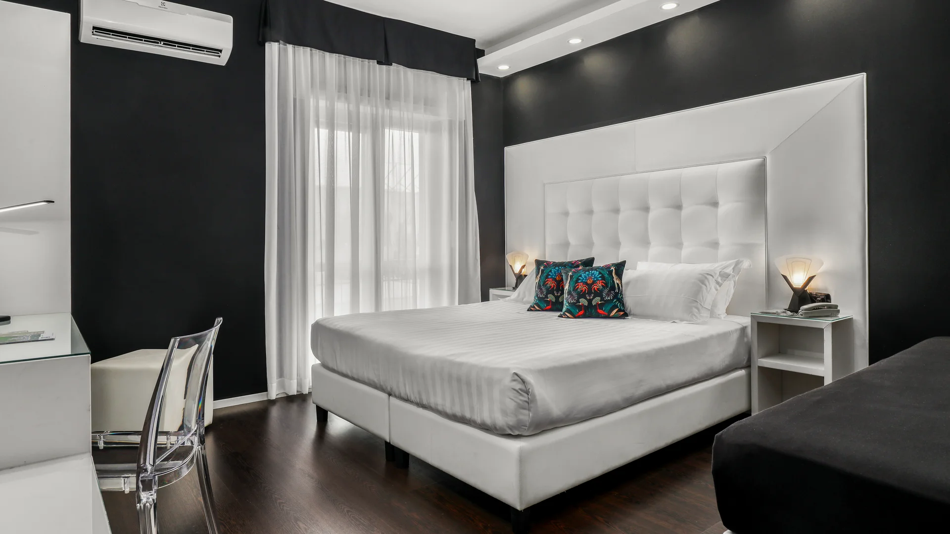 Camera da letto moderna con letto bianco e pareti nere