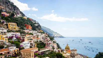 Vista della costa di Positano con case colorate e il mare azzurro