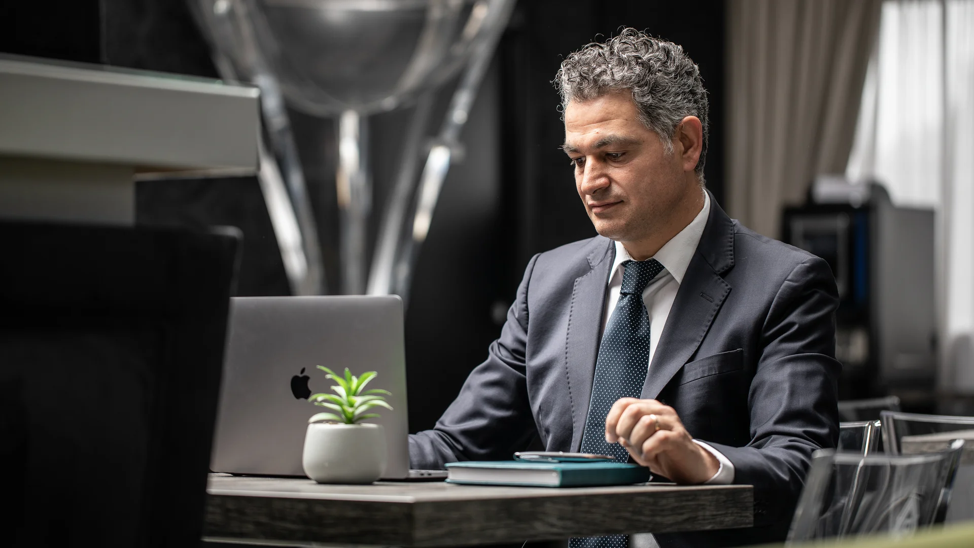 Uomo d'affari che lavora al computer portatile in ufficio elegante