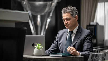 Uomo d'affari che lavora al computer portatile in ufficio elegante