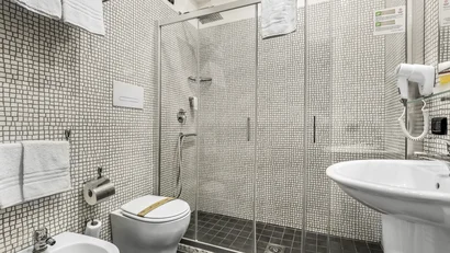 Bagno moderno con doccia, wc, bidet e lavabo con asciugacapelli