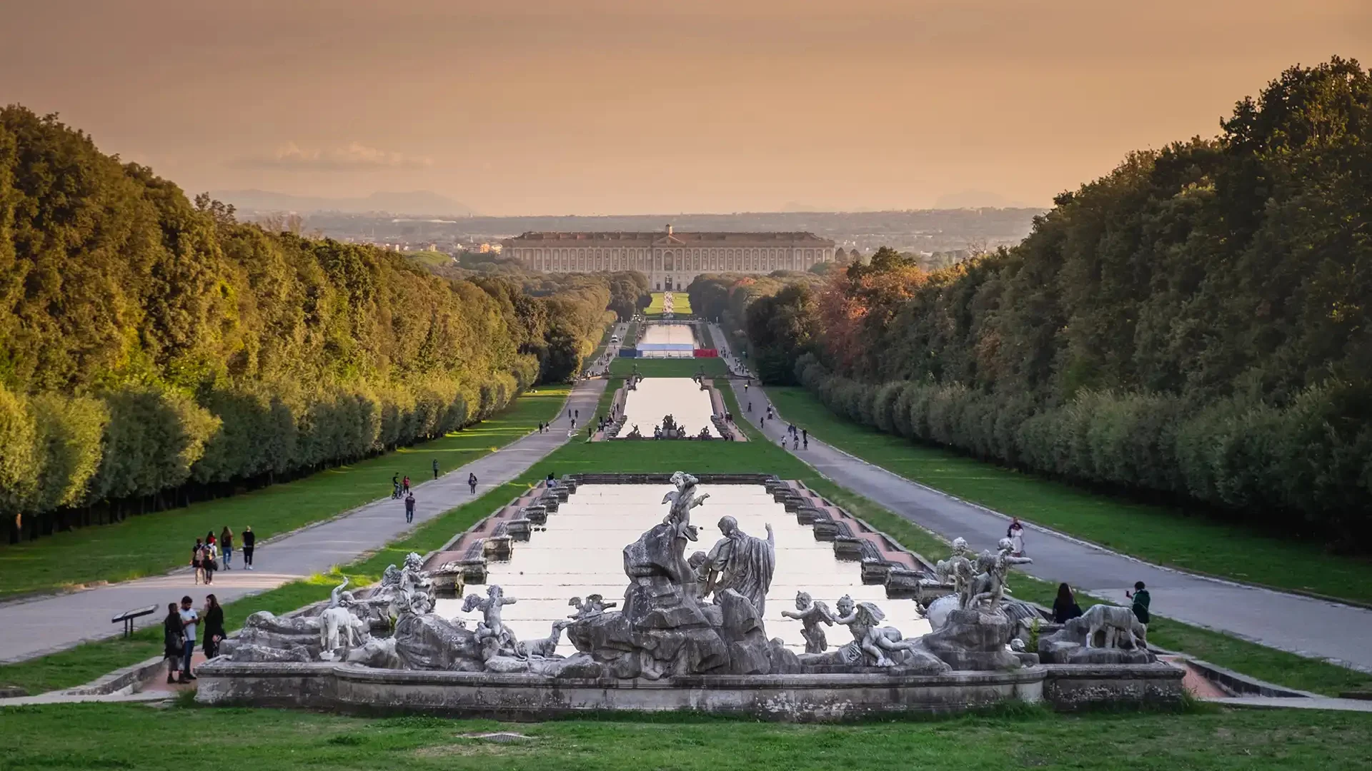 Villa Reale di Caserta con giardini e fontane al tramonto